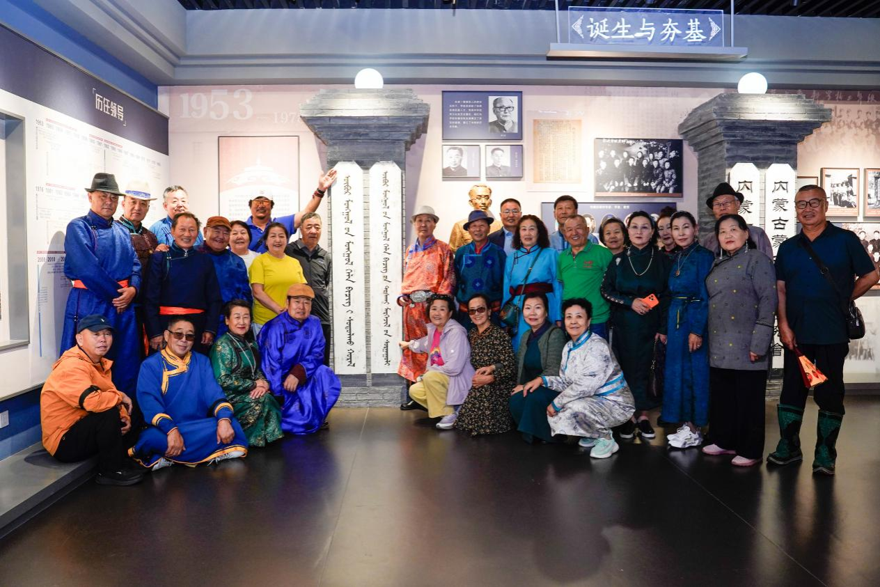 学校81届师范毕业生重返母校