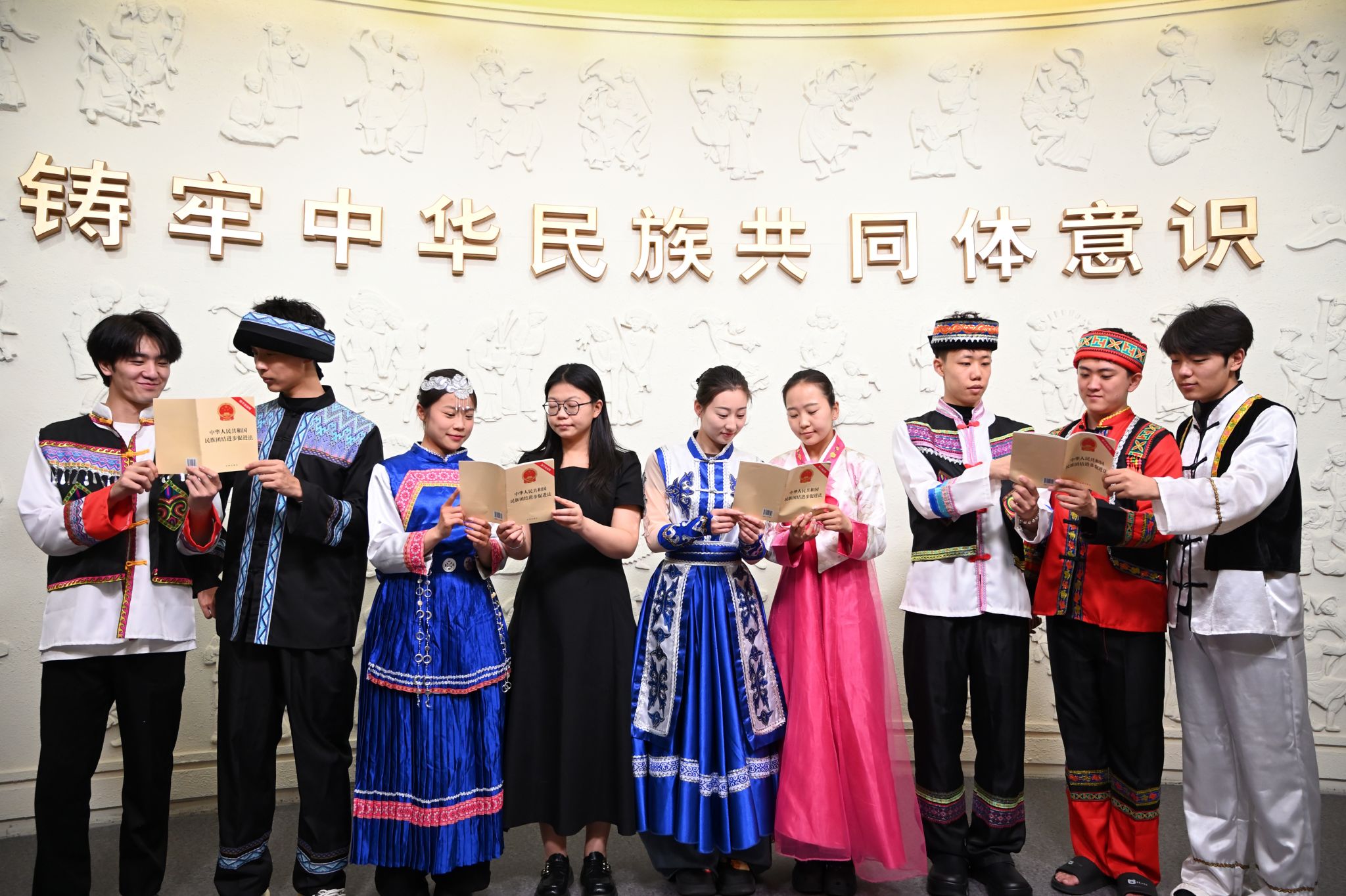 Beat365官网各民族学生学习《中华人民共和国民族团结进步促进法》（二）