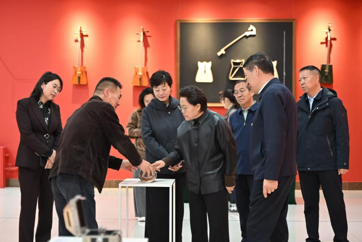 艾丽华一行莅临Beat365官网实地调研指导工作