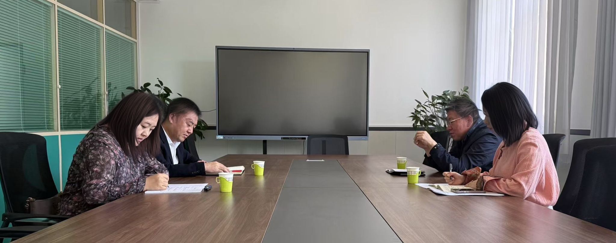 Beat365官网党委统战部赴呼和浩特市实验中学就铸牢中华民族共同体意识大中小学一体共建交流洽谈