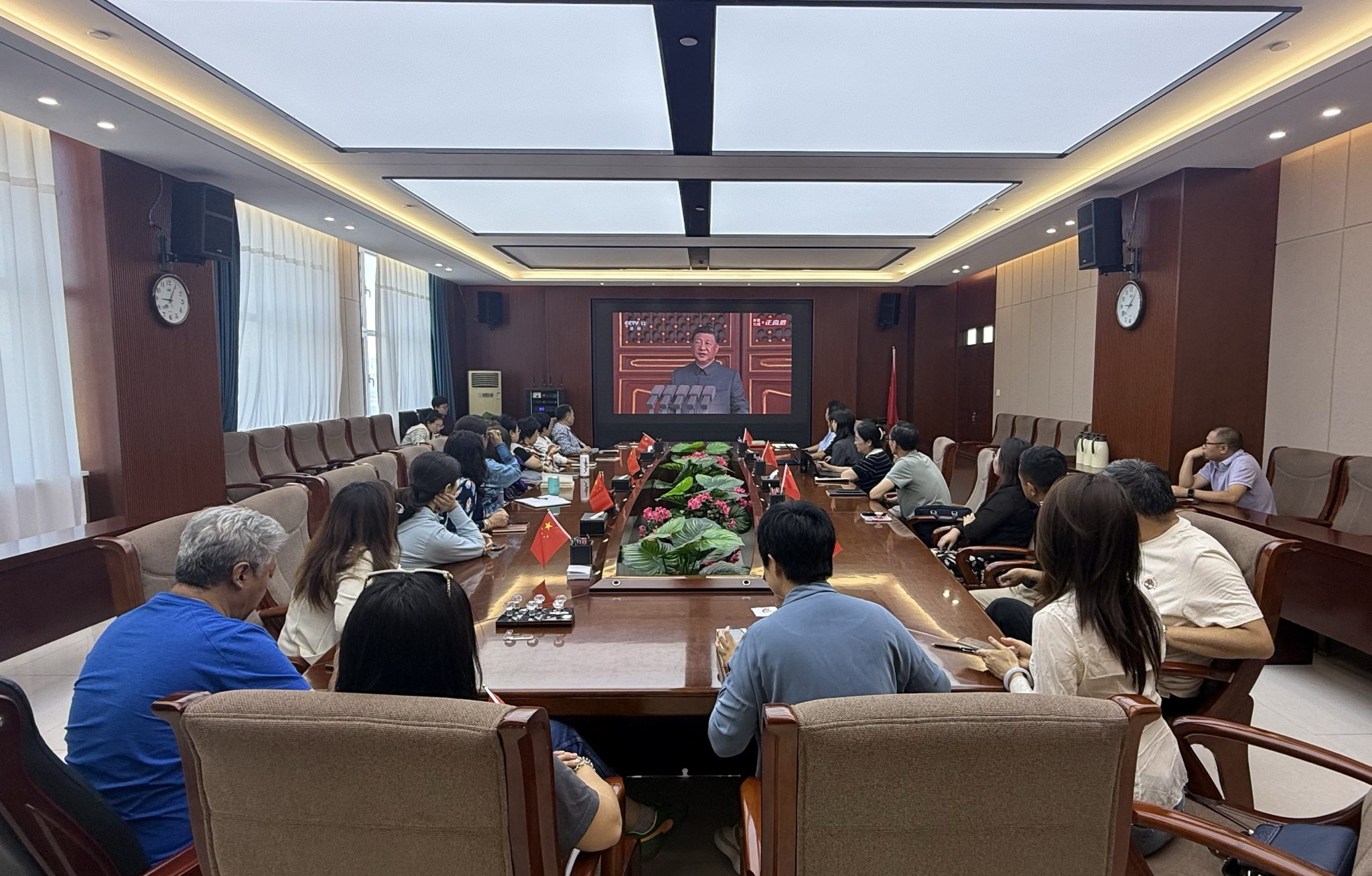 学校知联会、留联会与统战部党支部联合组织收看纪念抗战胜利80周年阅兵盛典