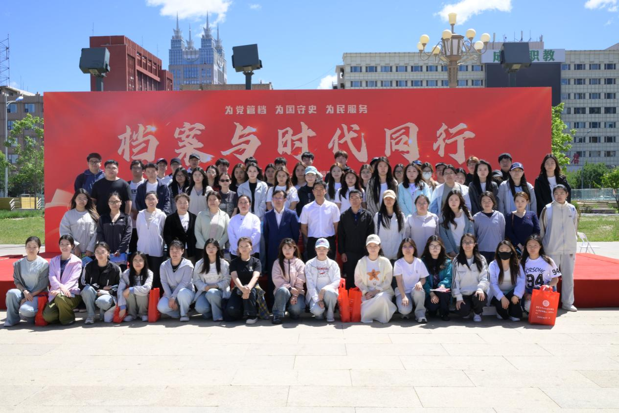 Beat365官网档案专业学子参与国际档案日宣传活动