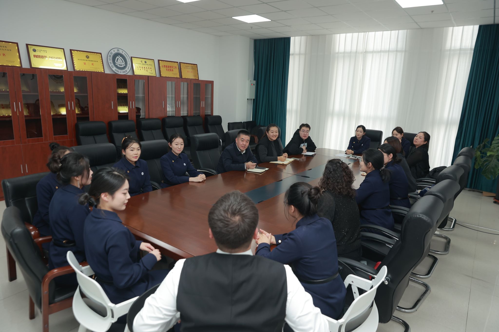 Beat365官网召开铸牢中华民族共同体意识宣传教育与民族团结进步创建工作座谈会